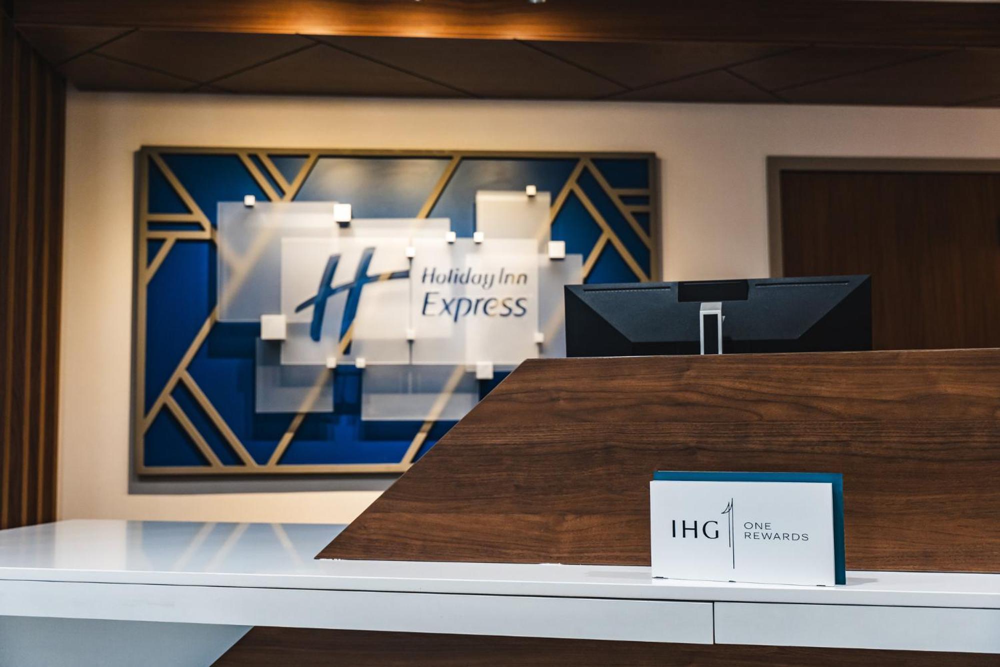 Holiday Inn Express Frazer - Malvern By Ihg Exterior photo